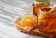 بهترین شرایط نگهداری عسل با موم در خانه