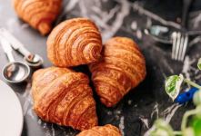 طرز تهیه کروسان با مغز خرما و گردو