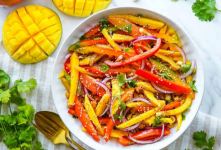 طرز تهیه سالاد انبه و چیلی؛ طعمی تند، ترش و به یادماندنی