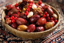 طرز تهیه زیتون با سس زرشک را کامل بخوانید!