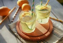 طرز تهیه نوشیدنی گازدار خانگی با میوه های طبیعی