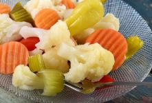 دستور تهیه گل کلم شور با هویج و کرفس