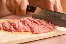 چرا گوشت را می کوبیم و چگونه آب گوشت را حفظ کنیم؟