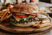 رویال برگر چیست؟ دستور تهیه ساندویچ سلطنتی در خانه