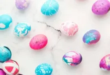 آموزش رنگ کردن تخم مرغ به روش مرمری برای عید نوروز