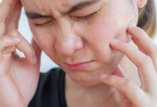 اختلال تیک صورت چیست و چگونه درمان می شود ؟