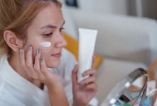 راهنمای انتخاب بهترین کرم ترمیم کننده پوست صورت؛ از ترکیبات کلیدی تا معرفی محصولات
