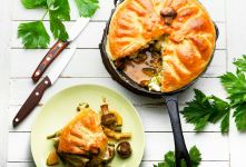 طرز تهیه پای سبزیجات خوشمزه با خمیر ترد و طلایی