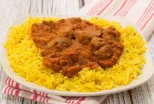 طرز تهیه خوراک گوشت بره با برنج زعفرانی؛ طعمی بینظیر برای مهمانی های خاص