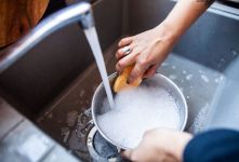 مزایا و معایب شستشوی ظروف با آب گرم + راهنمای انتخاب دمای مناسب