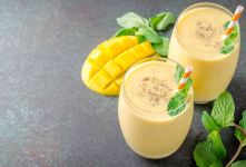 طرز تهیه میلک شیک انبه؛ نوشیدنی خنک و مخملی تابستانی