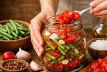 طرز تهیه ترشی لوبیا سبز با گوجه؛ روش درست کردن ترشی لوبیا سبز خانگی خوشمزه