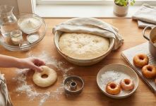 طرز تهیه دونات خانگی با آب به روش ساده؛ دونات پفکی و ترد مثل قنادی