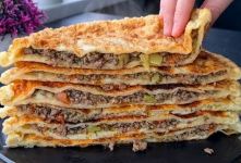 طرز تهیه پیراشکی گوشت با خمیر آرد و آب؛ نرم، خوشمزه و متفاوت