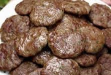 طرز تهیه کباب قلقلی با سس مخصوص؛ ساندویچ کوفته خانگی به سبک خیابانی