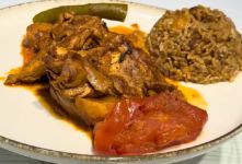 غذای خوشمزه با مرغ، سیب زمینی و رب گوجه؛ غذایی ساده و لذیذ