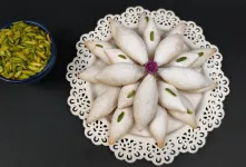 طرز تهیه شیرینی ساق عروس فوق العاده خوشمزه و ترد شیرینی نوستالژی عید رو خاص و متفاوت درست کن!