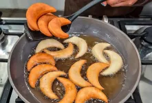 یک عصرونه فوری و جذاب فقط با ۱عدد تخم مرغ / شیرینی تابه ای خوشمزه و آسان