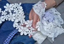 من انواع توری، شلوار جین قدیمی را برداشتم و یک تابلو هنری عالی درست کردم!