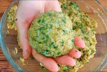 کوفته برنجی خوشمزه و فوق العاده با نان سنگک و سبزی خوردن / طرز تهیه کوفته برنجی یک غذای سنتی و عالی