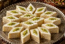 شیرینی میکادو سفید؛ شیرینی مجلسی و لطیف برای مراسم و مهمانی ها