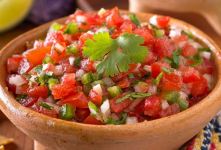 طرز تهیه سالاد سالسای مکزیکی؛ سالادی رنگارنگ، سالم و فوق العاده خوش طعم در ۱۵ دقیقه