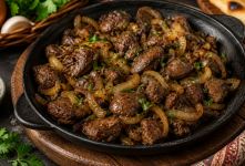 طرز تهیه جگر مرغ سرخ شده؛ خوشمزه، نرم و آبدار با پیاز فراوان