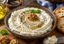 طرز تهیه پنیر بدون شیر؛ پنیر خانگی خامه ای و خوشمزه با چند ماده ساده!