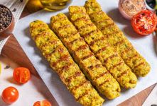 طرز تهیه کباب کوبیده مرغ؛ خوشمزه و آبدار، حتی بدون منقل!