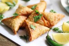 طرز تهیه سمبوسه مرغ ترد و خوشمزه به سبک فست فودی؛ یک میان وعده وسوسه انگیز برای همه!