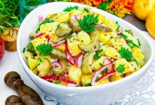 سالاد سیب زمینی و پیاز؛ شام ساده و خوشمزه با چند ماده اولیه