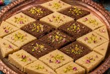 طرز تهیه حلوا نخودچی دو رنگ؛ حلوای مجلسی و خوش عطر برای مناسبت های خاص