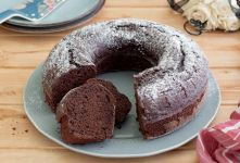 طرز تهیه کیک ماست شکلاتی خوشمزه و ساده؛ کیکی نرم و پوک برای عصرانه