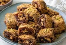 رنگینک با آرد گندم؛ دسر سنتی ایرانی با طعم خرما و گردو که سفره تان را مجلسی می کند