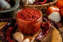 ۳ طرز تهیه سس فلفل تند سبز و قرمز؛ از فلفل تازه تا فلفل خشک