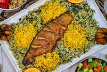 طرز تهیه سبزی پلو با ماهی قزل آلا به روش مجلسی؛ برنج سبز و خوش عطر با ماهی طلایی و برشته