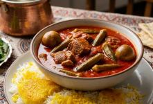 طرز تهیه خورش بامیه و بادمجان مجلسی؛ خورشتی جاافتاده و خوش عطر با طعمی بی نظیر