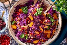 طرز تهیه سالاد انار و کلم قرمز رستورانی؛ سالادی مجلسی، خوش رنگ و ترد برای مهمانی ها