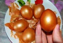 طلایی کردن تخم مرغ رنگی با پوست پیاز!