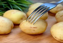 اگه فقط سیب زمینی تو خونه داری،این خوشمزه ترین غذای دنیا رو حتما باهاش درست کن!خوشمزه،سریع،آسون!