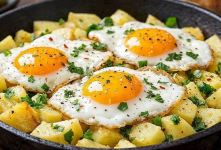 فقط یک تخم مرغ دارید؟ این ۱۲ غذای خوشمزه را امتحان کنید!