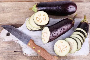 چرا بادمجان سیاه می‌ شود؟ دلایل و راهکارها