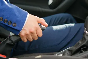 چرا ترمز دستی قفل می‌شود؟