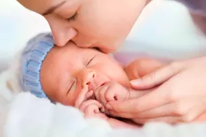 چرا باید از بوسیدن نوزاد خودداری کنیم؟