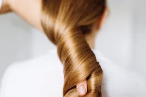 طلا تراپی مو / راهی نوین برای احیای موهای آسیب‌ دیده