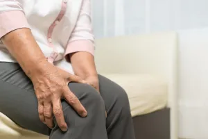 علت درد زانو هنگام خم شدن چیست؟ از تشخیص تا درمان