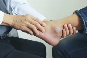 شکستگی قوزک پا چه علائم و درمانی دارد؟