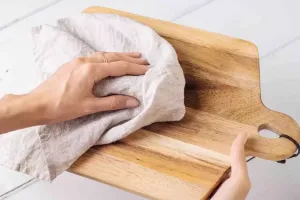 راه های از بین بردن بوی بد ظروف چوبی