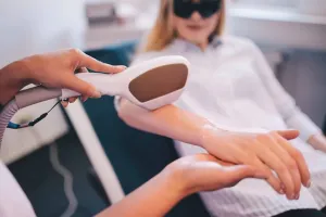 لیزر بهتر یا اپیلاسیون؟ کدام روش برای حذف موهای زائد بهتر است؟