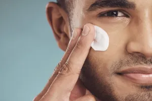 با زدن ضدآفتاب چروک های پوستی را از بین ببر